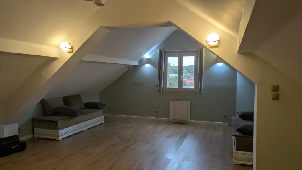 Combles aménagés de 55 m² à Bougival : pièce de vie lumineuse sous rampants