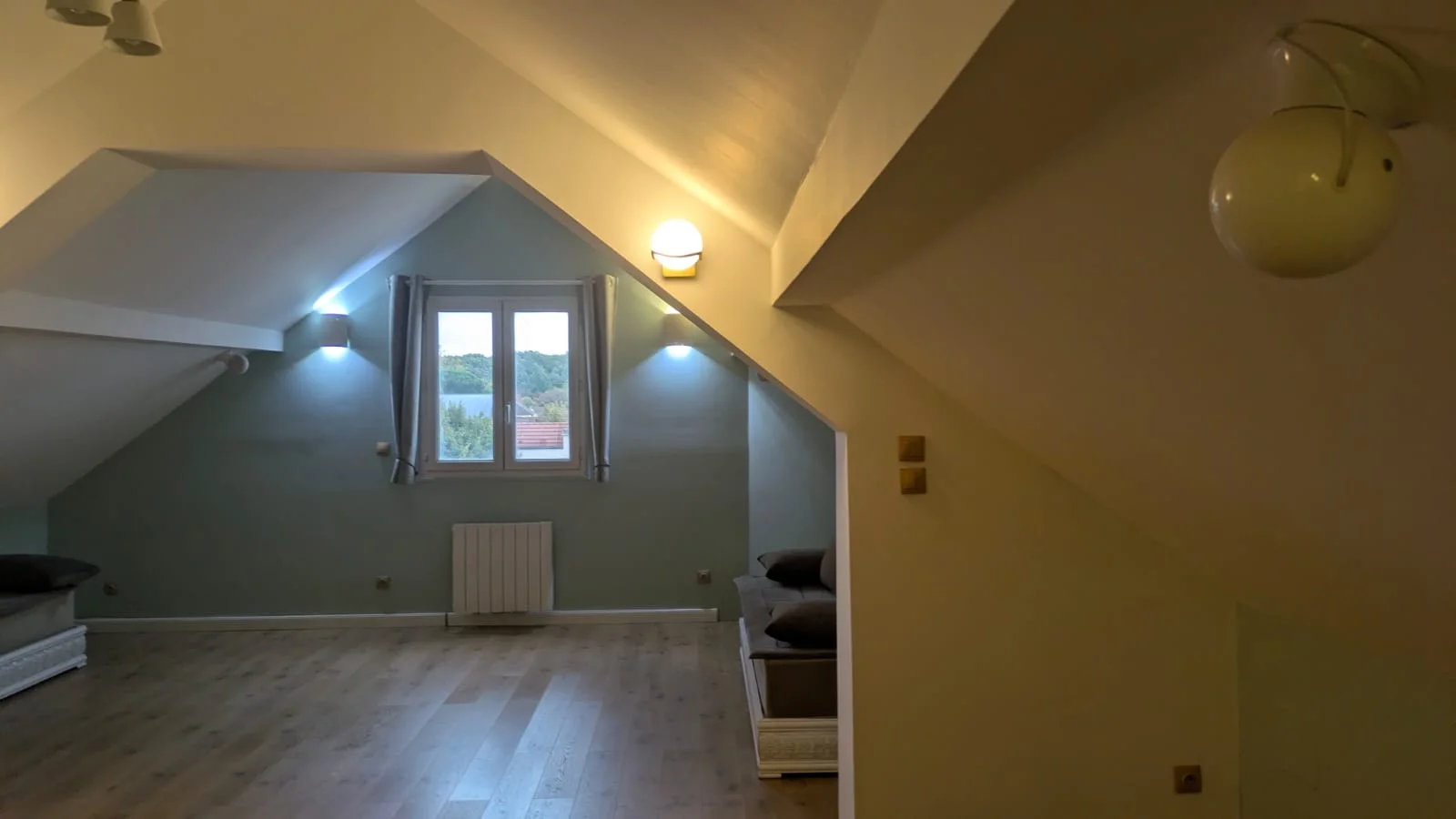 Vue des combles aménagés depuis l'entrée, rampants isolés et peints