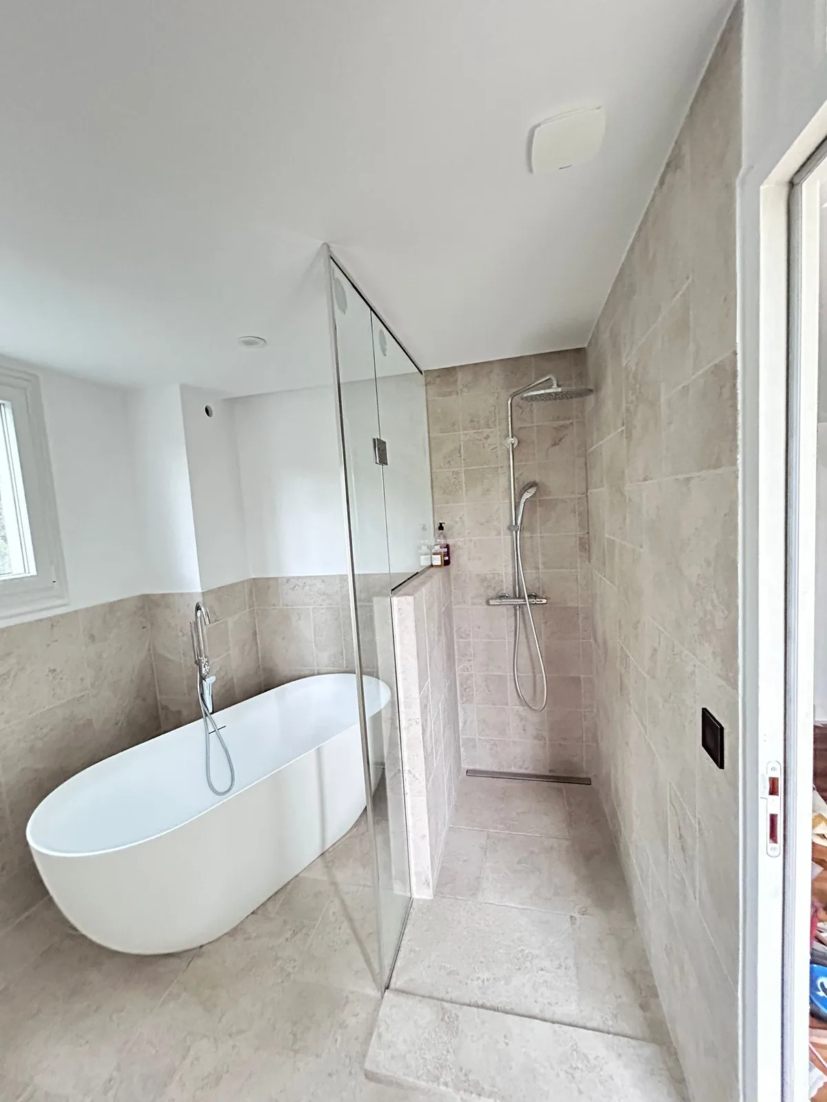 Douche à l'italienne avec paroi en verre et caniveau de douche