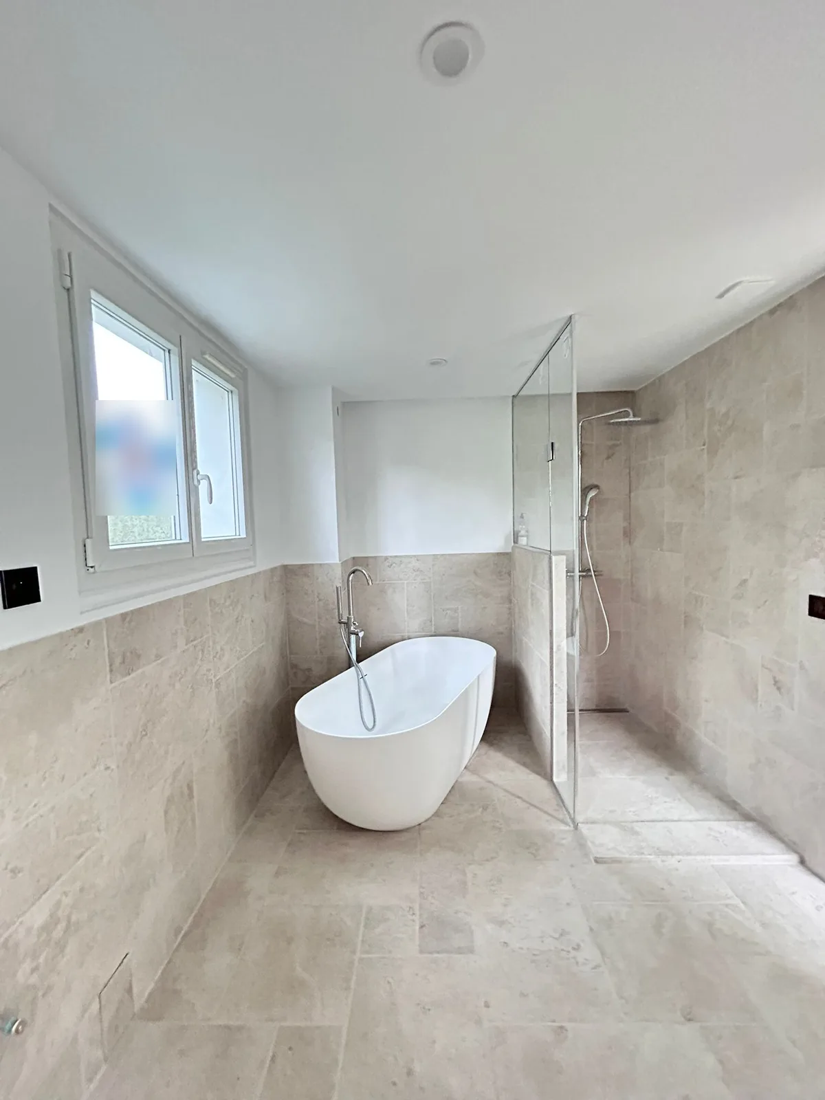 Salle de bains de 9 m² rénovée en travertin, Saint-Rémy-lès-Chevreuse