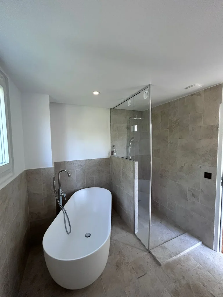 Après rénovation : salle de bains avec baignoire îlot et douche à l'italienne au Chesnay