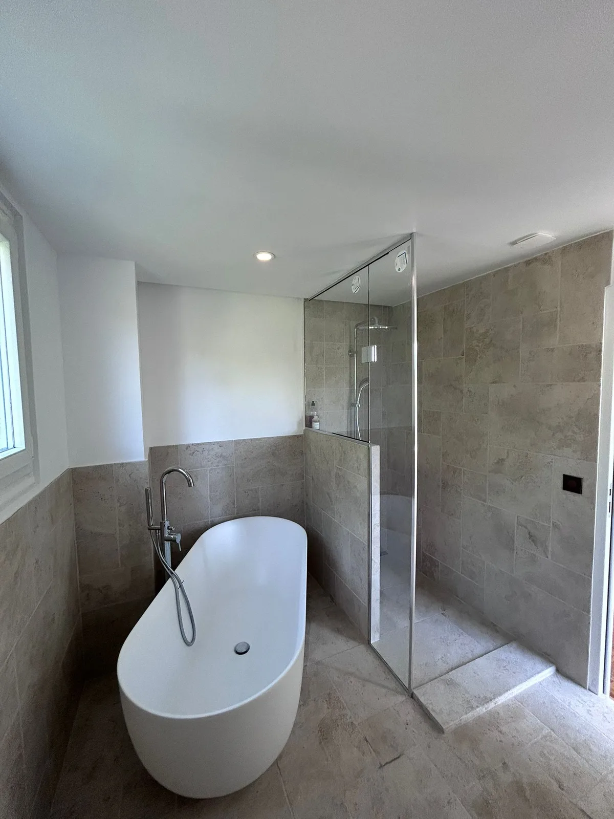 Après rénovation : salle de bains avec baignoire îlot et douche à l'italienne à Saint-Rémy-lès-Chevreuse