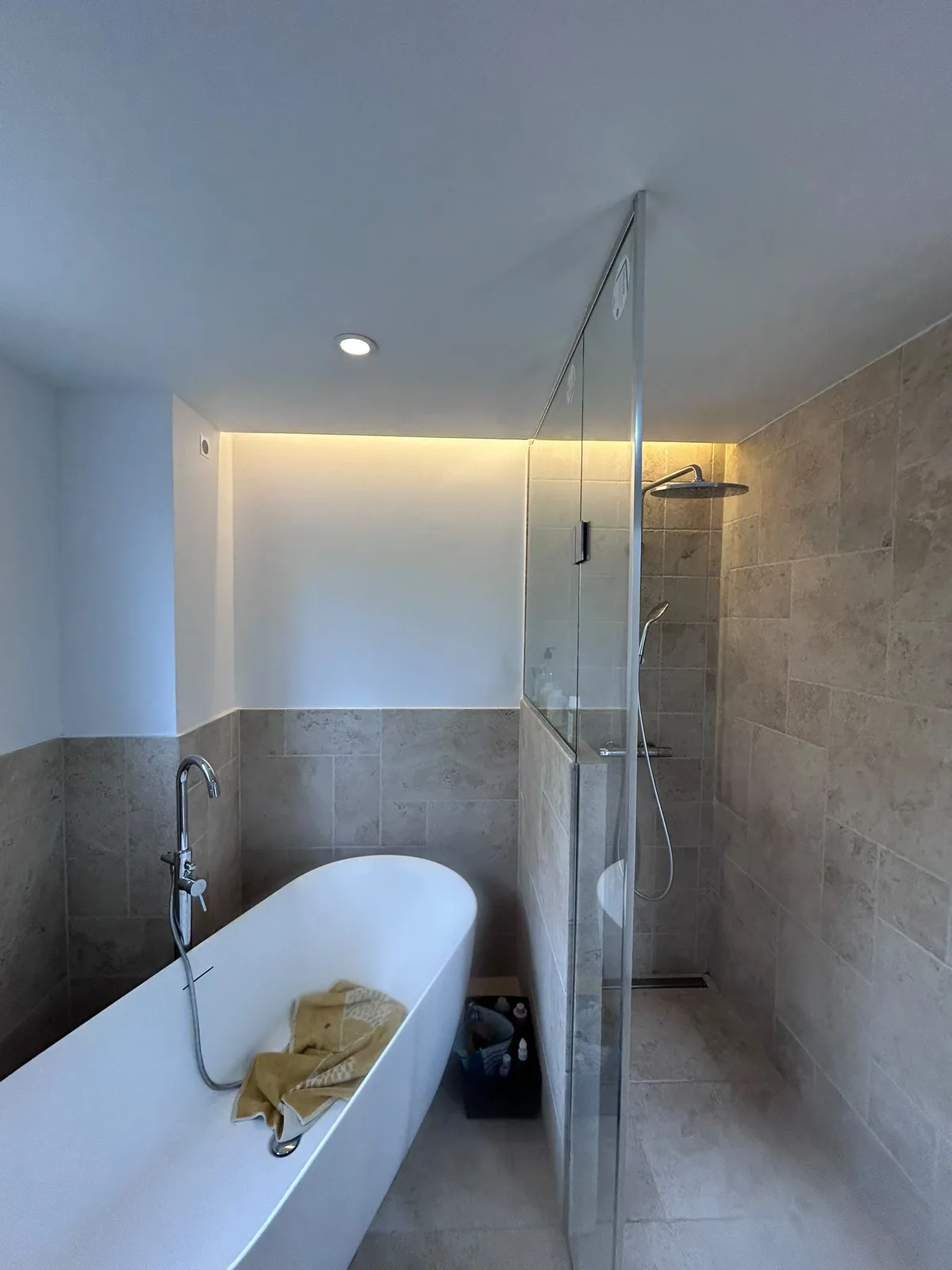 Ambiance du soir avec bandeau LED au plafond dans la salle de bains rénovée