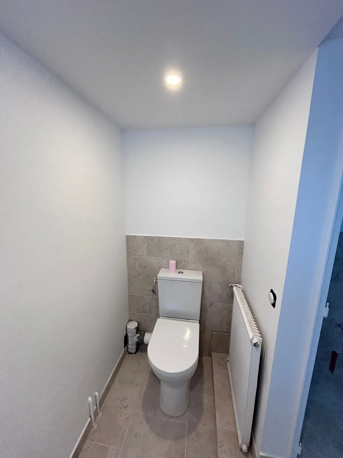 WC séparés rénovés avec soubassement en travertin