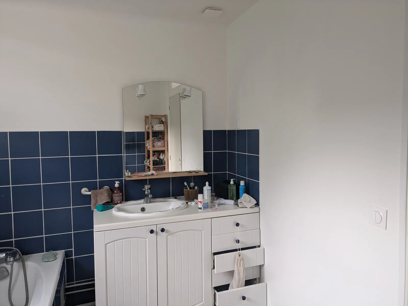 Avant rénovation : salle de bains avec faïence bleue et ancien meuble vasque à Saint-Rémy-lès-Chevreuse